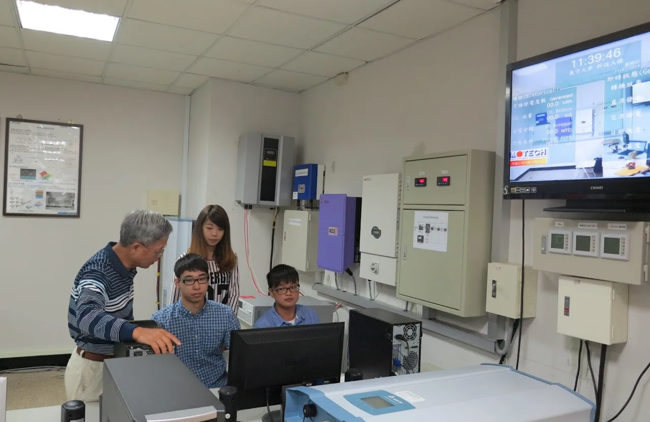 設備包含:電能管理系統、綠能發電整合系統、窄頻電力線載波模組、寬頻電力線載波模組、Zigbee通訊模組、智慧型電表及校調系統、儲存式示波器、配電自動化系統平台、太陽能發電模擬系統
