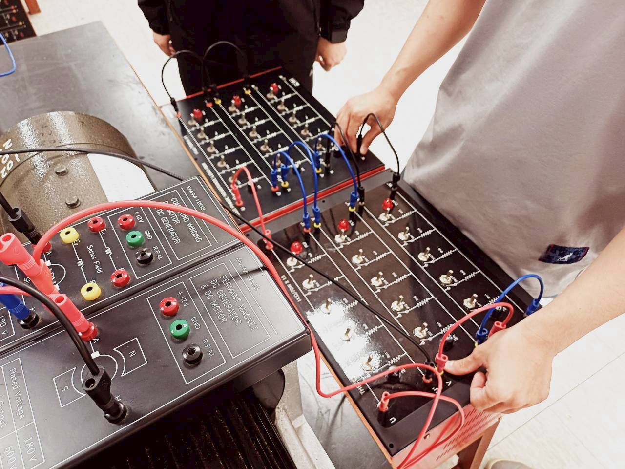 電機概論實驗設備 1